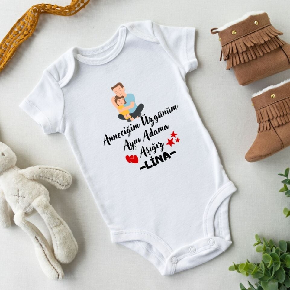 ''Anneciğim Üzgünüm Aynı Adama Aşığız'' Esprili Kişiye Özel İsim Yazılabilir Pamuklu Bebek Zıbını