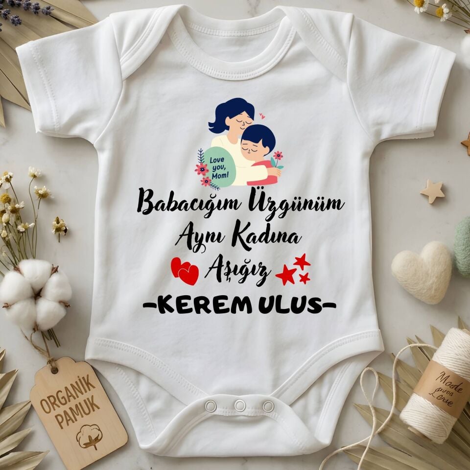 ''Babacığım Üzgünüm Aynı Kadına Aşığız'' Esprili Kişiye Özel İsim Yazılabilir Pamuklu Bebek Zıbını