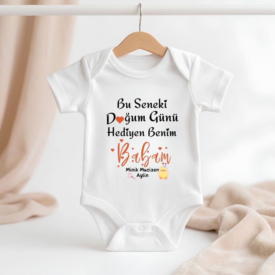 ''Bu Seneki Doğum Günü Hediyen Benim Babam'' Yazılı Kişiye Özel Bebek Zıbın – İsme Özel Babalar Günü/Doğum Günü Hediyesi