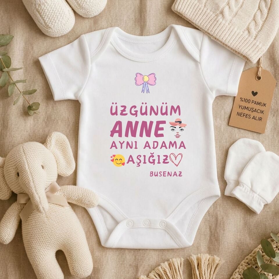 ''Üzgünüm Anne/Baba, Aynı Kişiye Aşığız'' Tasarımlı Kişiye Özel Bebek Zıbını – Eğlenceli ve Esprili Yenidoğan Hediye Body