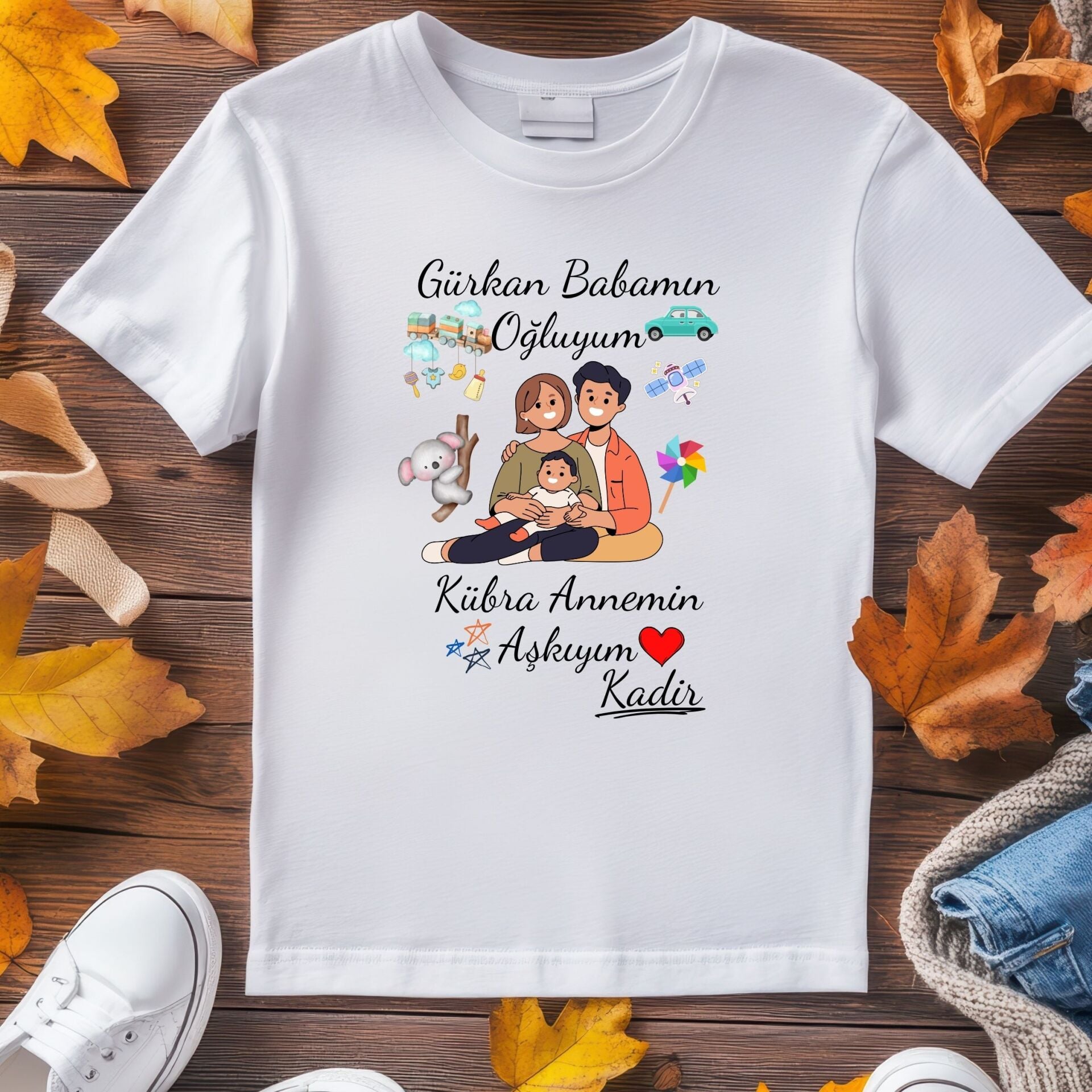 ''Babamın Oğlu, Annemin Aşkıyım'' Tasarımlı Kişiye Özel Çocuk Tişörtü – İsim Yazılı Sevgi Dolu Aile Hatırası