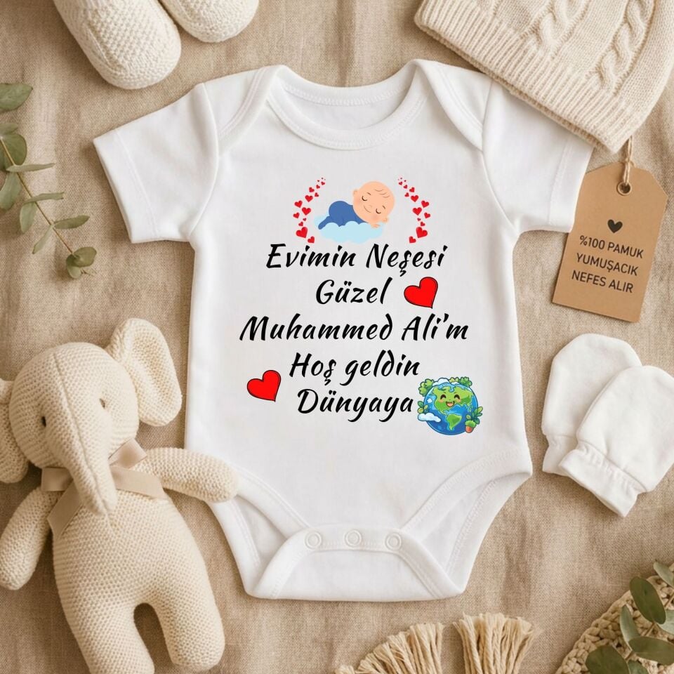 ''Evimin Neşesi, Hoş Geldin Dünyaya'' Tasarımlı Kişiye Özel Bebek Zıbını – İsim Yazılı Yenidoğan Hediye Body