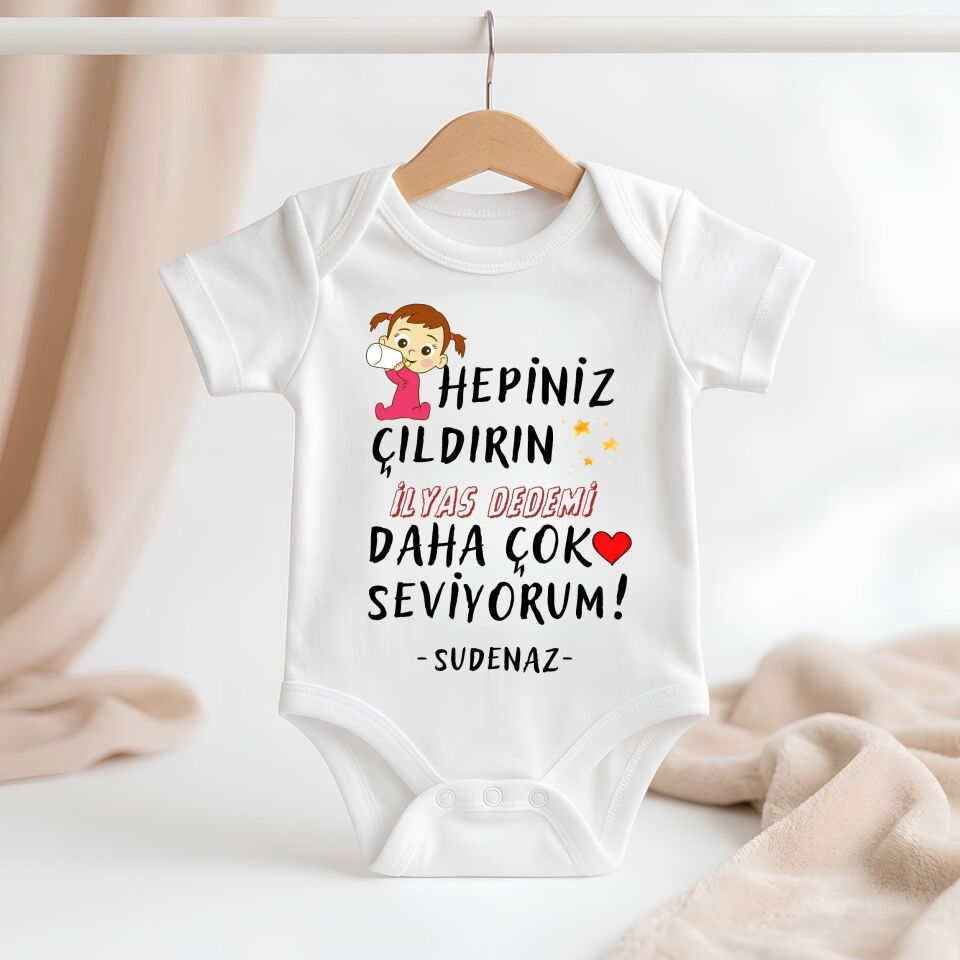 ''Hepiniz Çıldırın, Dedemi Daha Çok Seviyorum'' Tasarımlı Kişiye Özel Bebek Zıbını – İsim Yazılı Eğlenceli Yenidoğan Hediye Body
