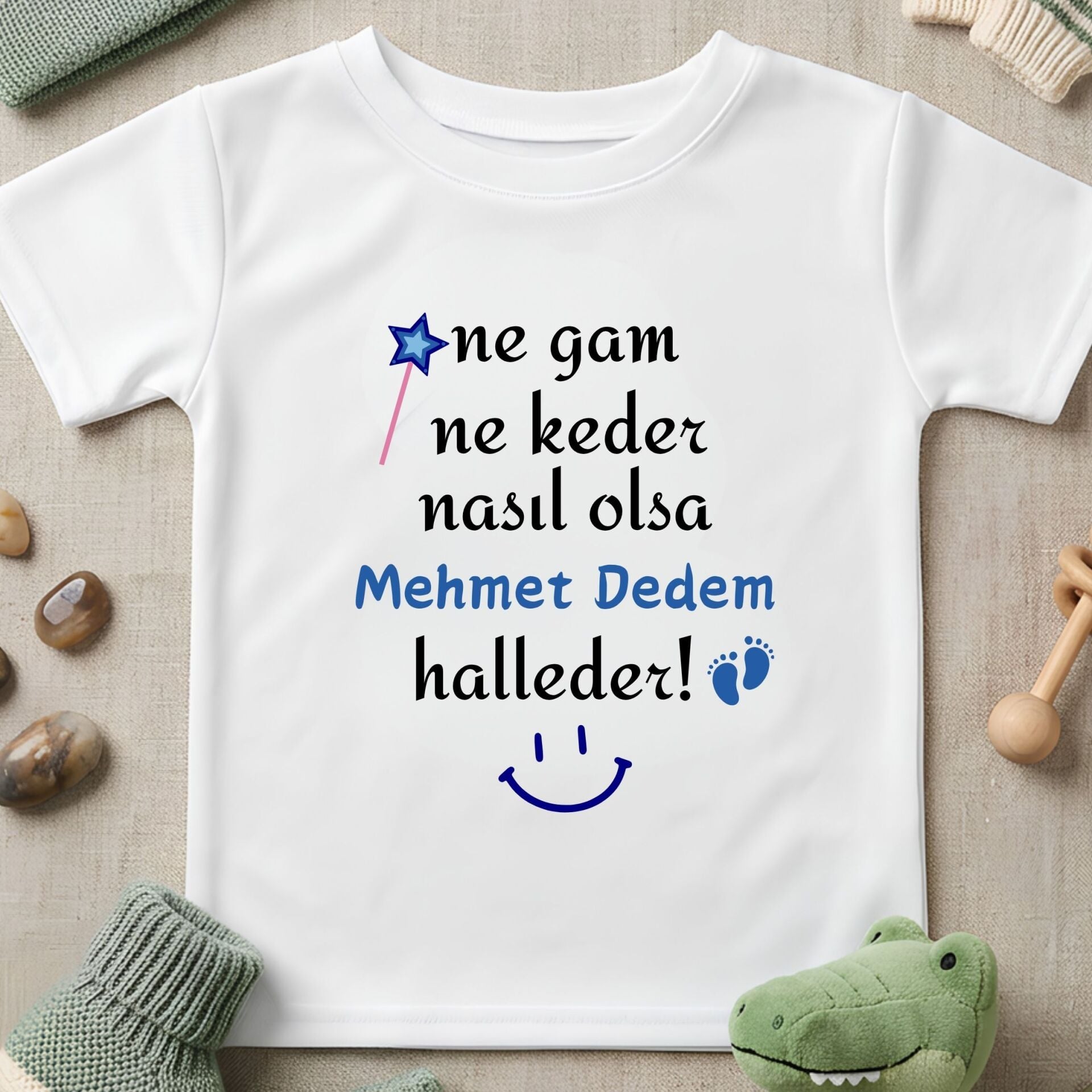 ''Ne Gam Ne Keder, Nasıl Olsa Dedem Halleder'' Tasarımlı Kişiye Özel Erkek Çocuk Tişörtü – İsim Yazılı Eğlenceli Dede Hediyesi