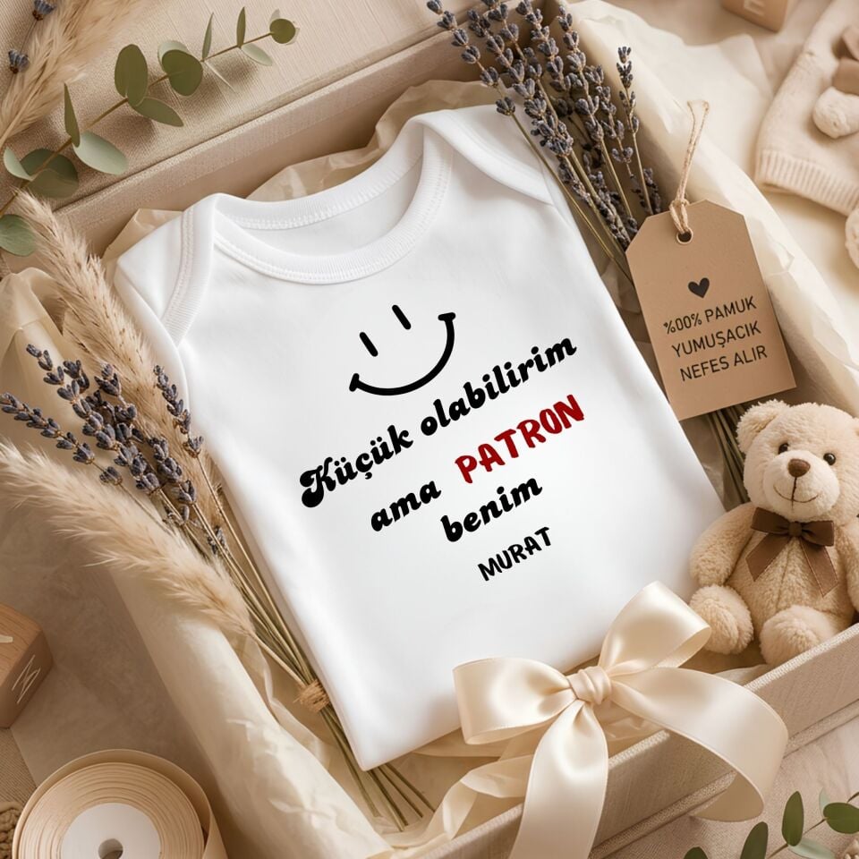 ''Küçük Olabilirim Ama Patron Benim'' Tasarımlı Kişiye Özel Bebek Zıbını – İsim Yazılı Esprili Yenidoğan Hediye Body