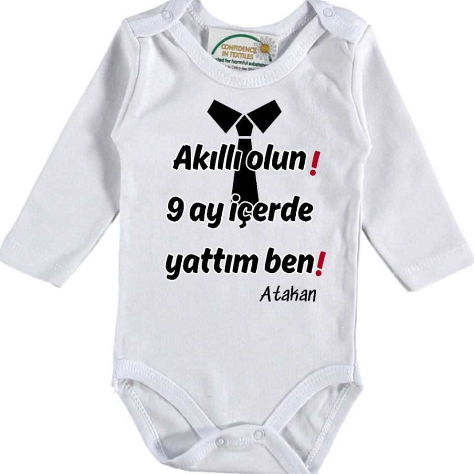 Kişiye Özel İsimli Bebek Zıbını – ''Akıllı Olun 9 Ay İçerde Yattım'' Kravat Tasarımlı Pamuklu Bebek Zıbın