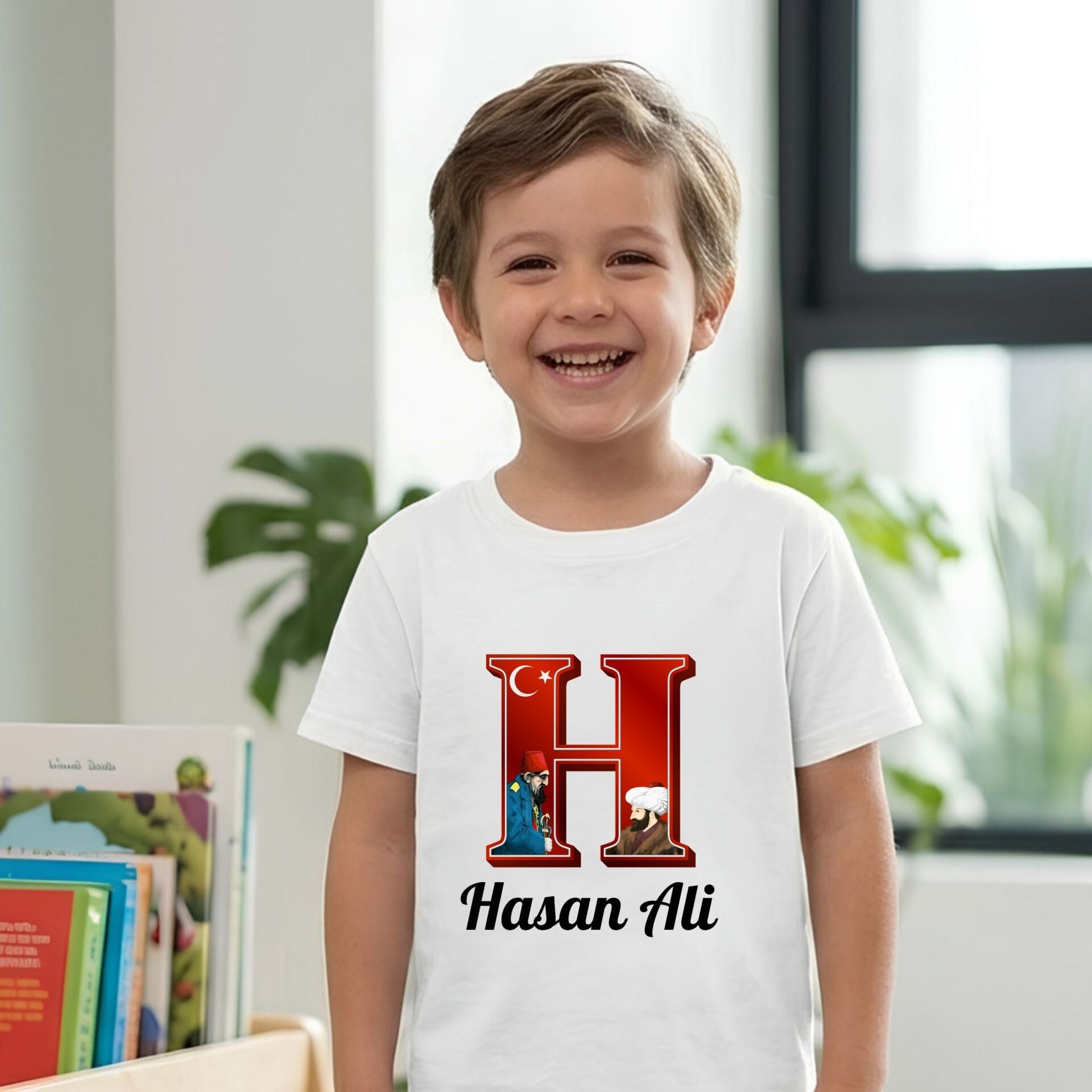 Kişiye Özel İsimli ve Baş Harfli Çocuk Tişörtü – Tarih Temalı Osmanlı ve Türk Figürlü Geleneksel Tasarım Çocuk Tişört