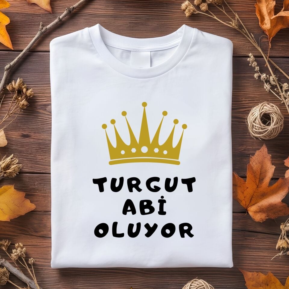 Kişiye Özel İsimli Çocuk Tişörtü – ''Abi Oluyor'' Altın Kral Tacı Figürlü Kardeş Duyurusu Pamuklu Çocuk Tişört