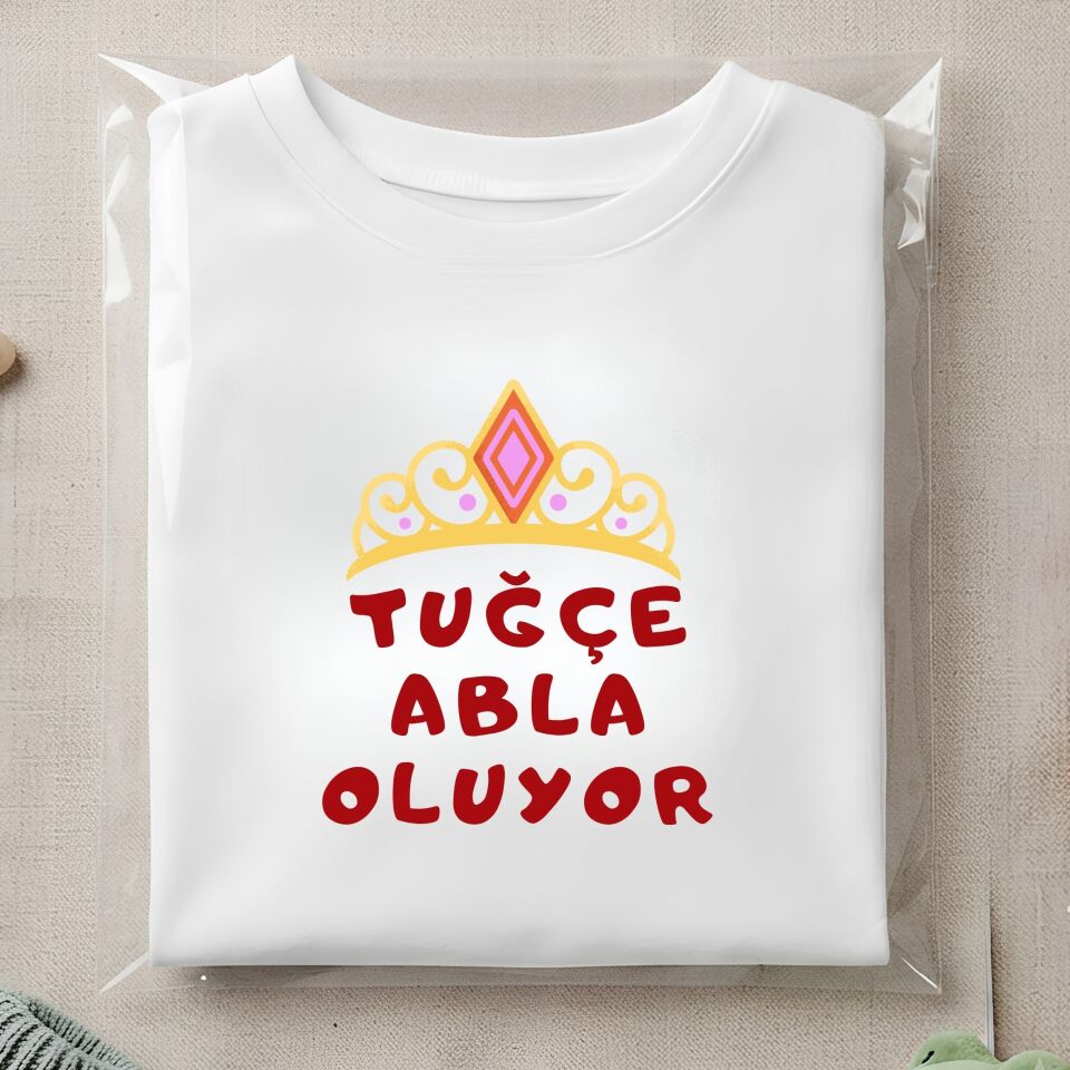 Kişiye Özel İsimli Çocuk Tişörtü – ''Abla Oluyor'' Prenses Tacı Tasarımlı Pamuklu Kız Çocuk Tişört