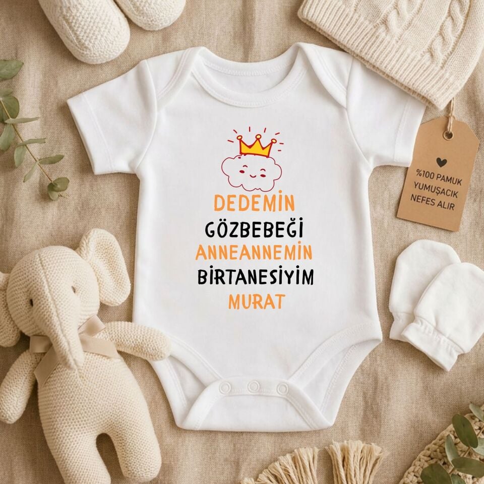 Kişiye Özel İsimli Bebek Zıbını – ''Dedemin Gözbebeği Anneannemin / Babaannemin Birtanesiyim'' Baskılı Pamuklu Bebek Zıbın