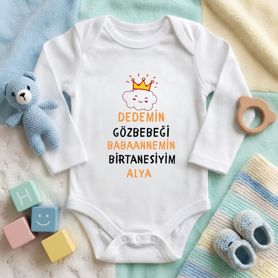Kişiye Özel İsimli Bebek Zıbını – ''Dedemin Gözbebeği Anneannemin / Babaannemin Birtanesiyim'' Baskılı Pamuklu Bebek Zıbın