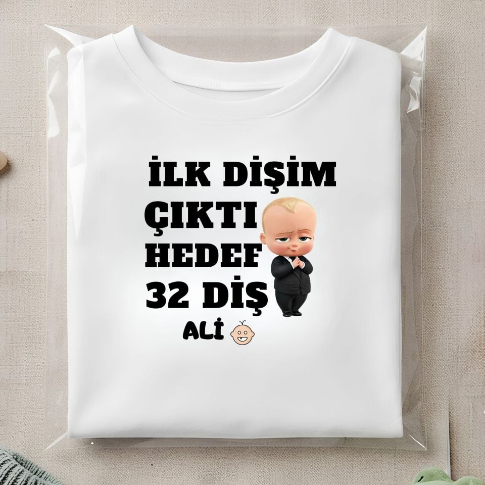 Kişiye Özel İsimli Bebek Tişörtü – ''İlk Dişim Çıktı Hedef 32 Diş'' Patron Bebek Baskılı Pamuklu Çocuk Tişört