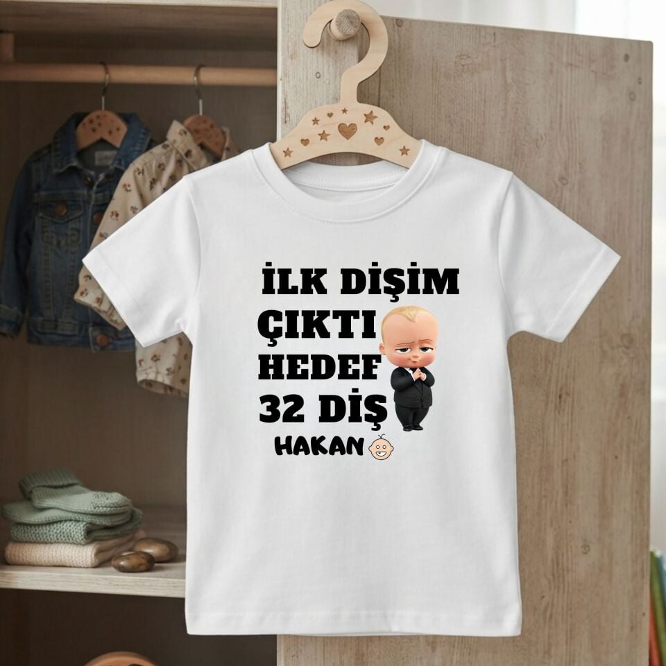 Kişiye Özel İsimli Bebek Tişörtü – ''İlk Dişim Çıktı Hedef 32 Diş'' Patron Bebek Baskılı Pamuklu Çocuk Tişört