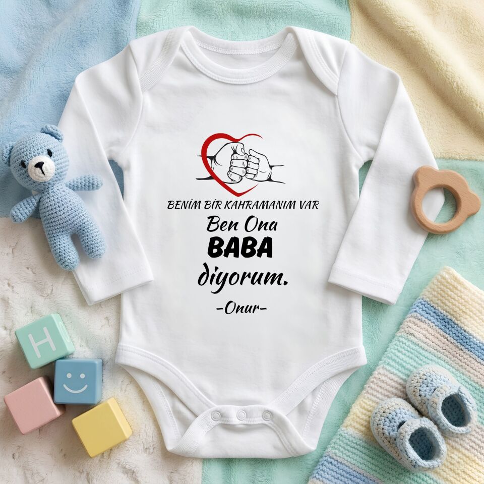 Kişiye Özel İsimli Bebek Zıbını – ''Benim Bir Kahramanım Var Ben Ona Baba Diyorum'' Tasarımlı Pamuklu Bebek Zıbın