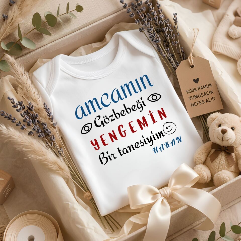 Kişiye Özel İsimli Bebek Zıbını – ''Amcamın Gözbebeği Yengemin Bir Tanesi'' Tasarımlı Pamuklu Bebek Zıbını