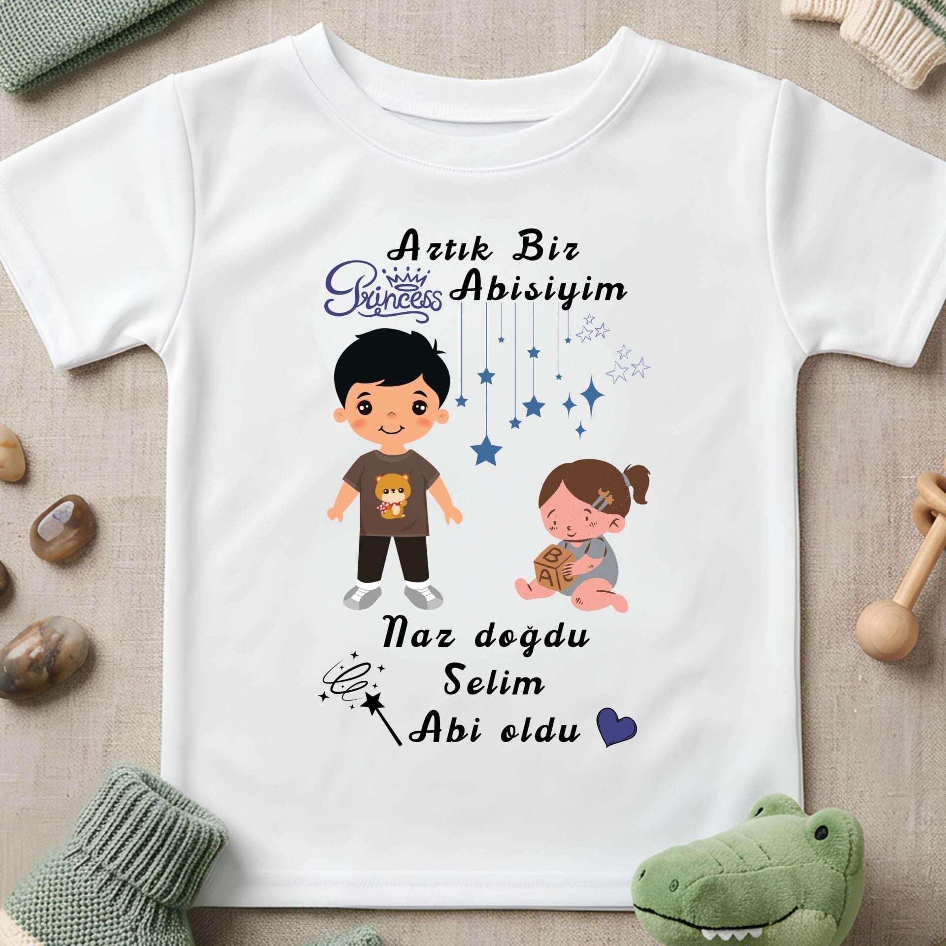 Kişiye Özel İsimli Çocuk Tişörtü – ''Artık Bir Prens / Prenses Abisiyim'' Kardeş Temalı ve İsimli Pamuklu Çocuk Tişörtü