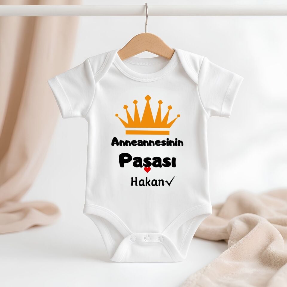 Kişiye Özel İsimli Bebek Zıbını – ''Anneannesinin / Babaannesinin Paşası'' Tac Tasarımlı Pamuklu Bebek Zıbını