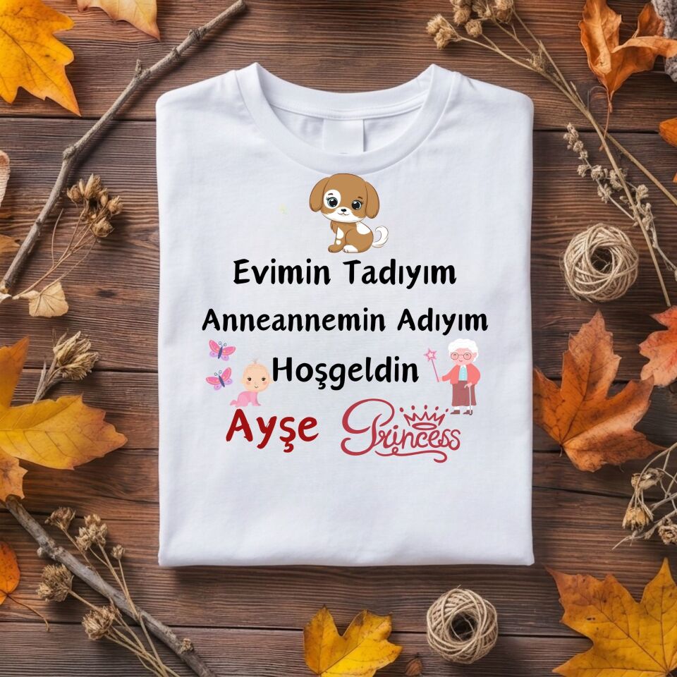 Kişiye Özel İsim ve Aile Büyükleri Baskılı Çocuk Tişörtü – ''Evimin Tadıyım'' Konsept Tasarım
