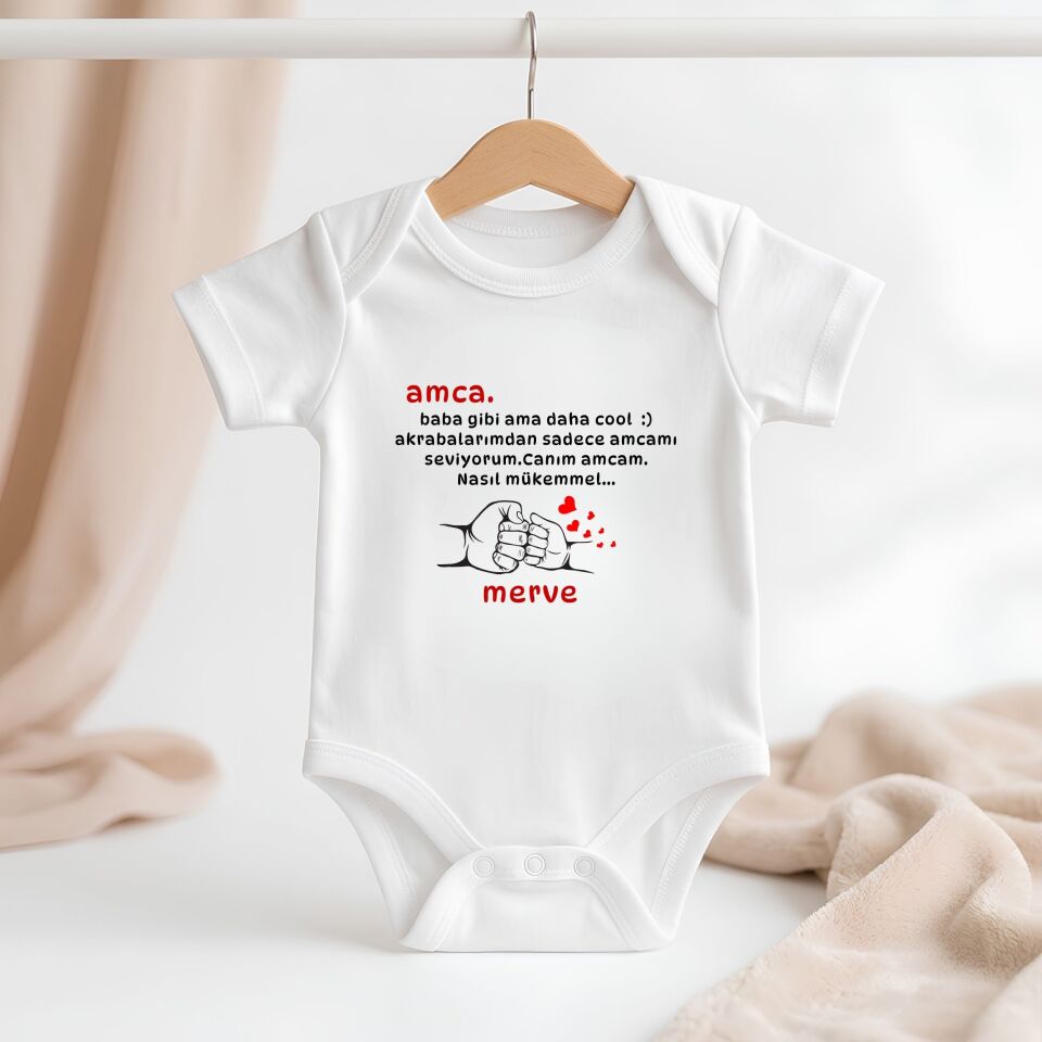 Kişiye Özel İsimli Bebek Zıbını – ''Amca Baba Gibi Ama Daha Cool'' Esprili ve Yumruk Tokuşturan Çizimli Bebek Zıbını
