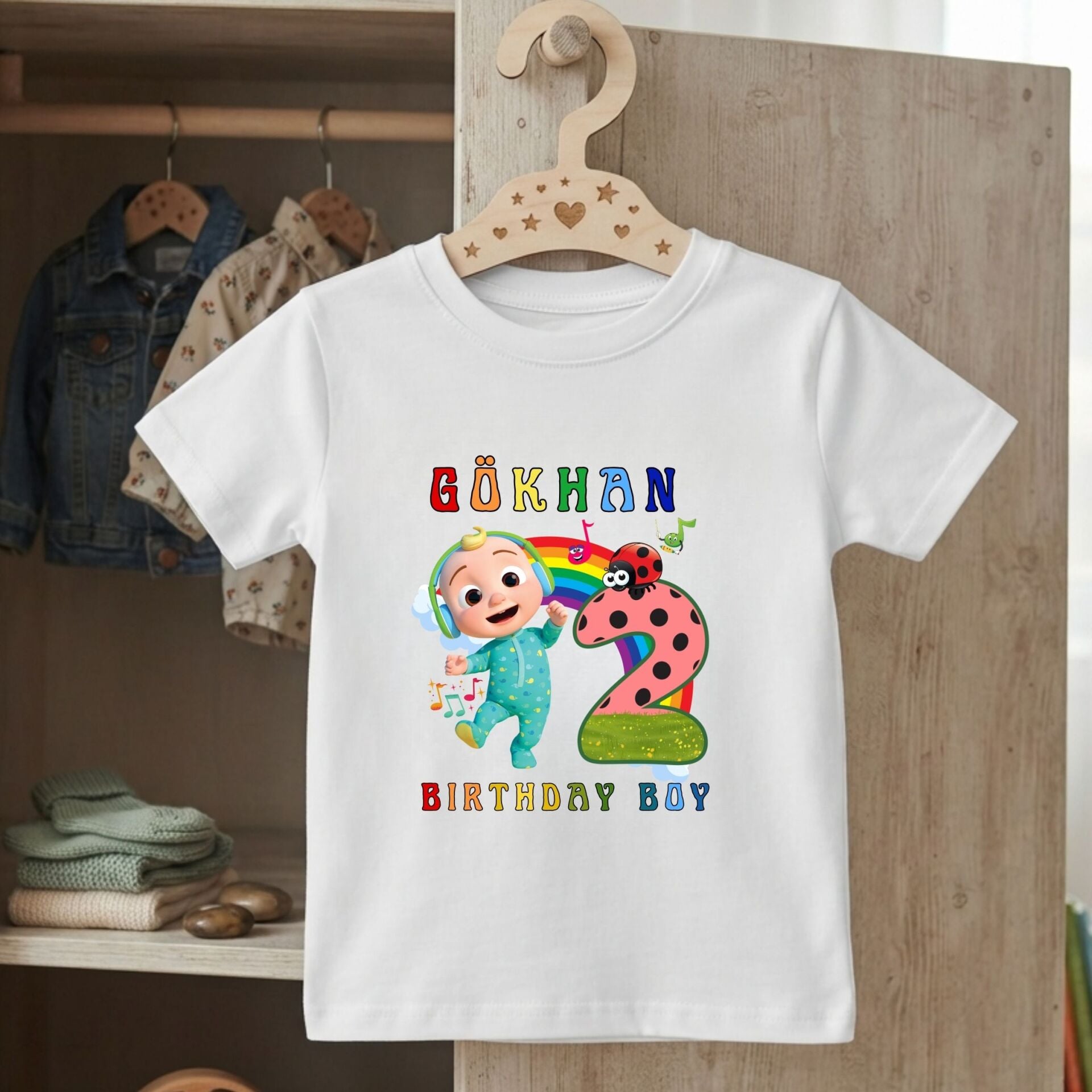 Kişiye Özel İsimli Çocuk Tişörtü – CoComelon Temalı ''Birthday Boy'' 2. Yaş Doğum Günü Tişörtü