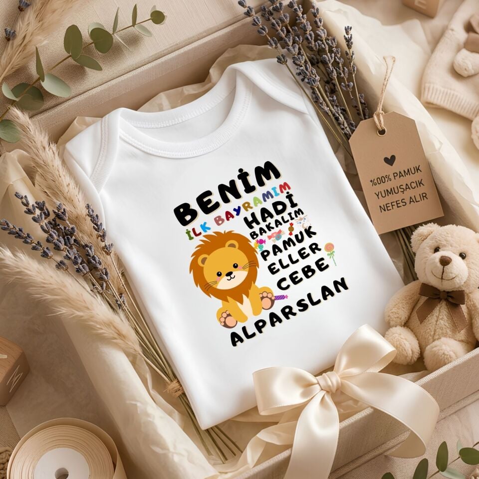 Kişiye Özel İsimli Bebek Zıbını – ''Benim İlk Bayramım'' Aslanlı ve Şeker Baskılı Bayramlık Zıbın