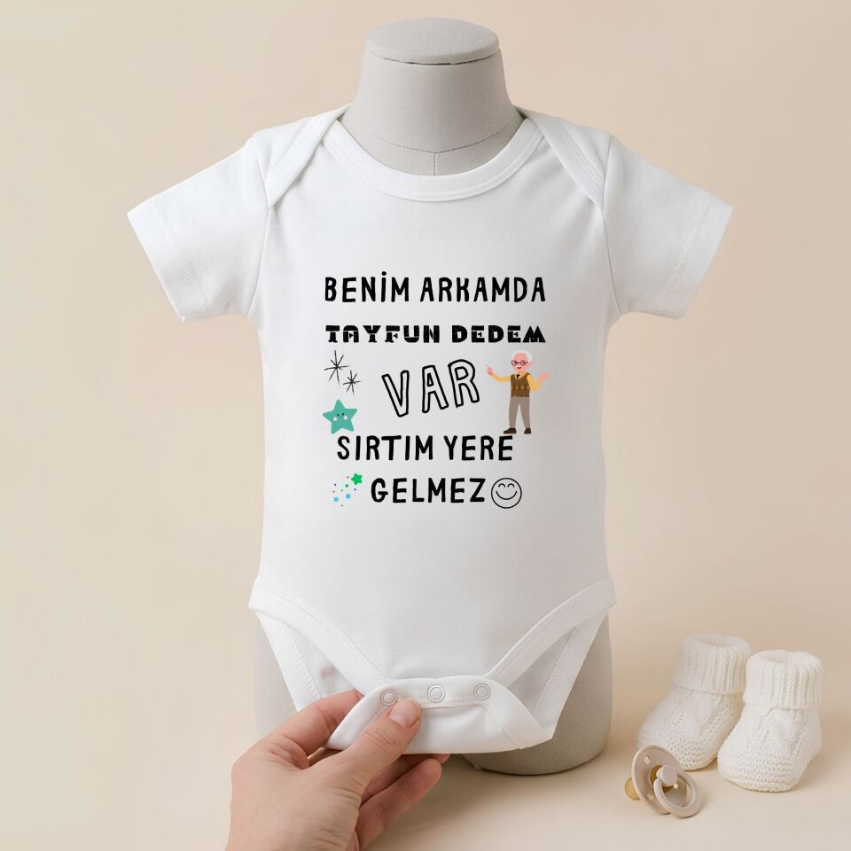 ''Benim Arkamda Dedem Var'' Yazılı Kişiye Özel Bebek Zıbın
