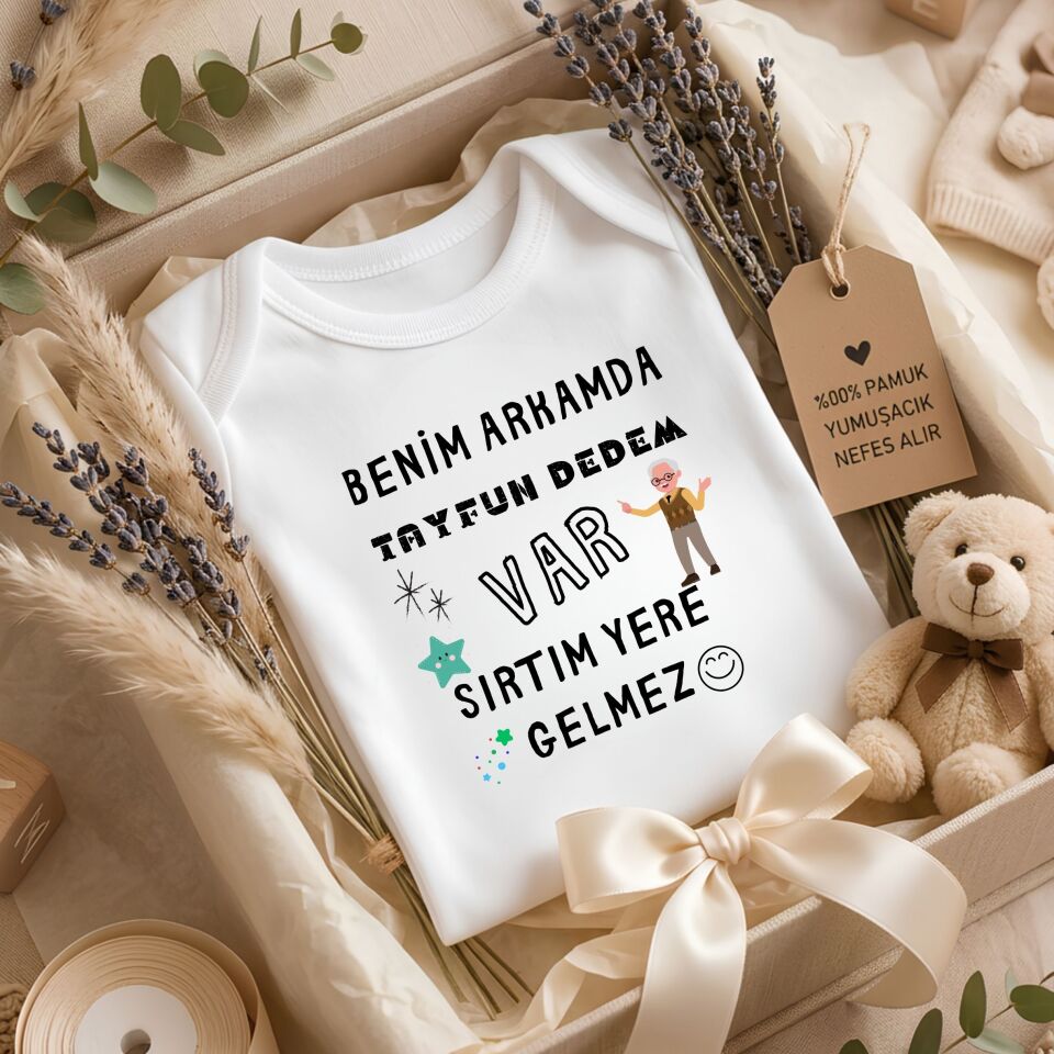 ''Benim Arkamda Dedem Var'' Yazılı Kişiye Özel Bebek Zıbın