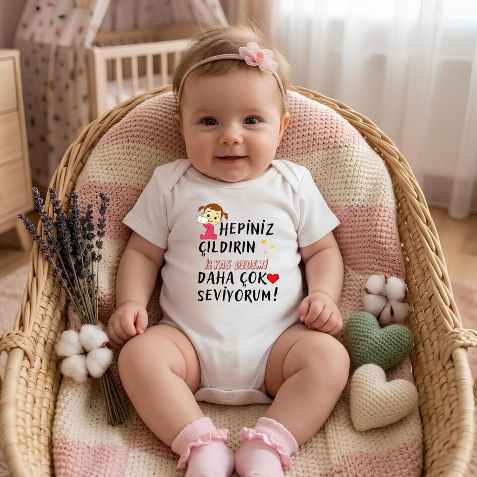 ''Hepiniz Çıldırın, Dedemi Daha Çok Seviyorum'' Yazılı Kişiye Özel Bebek Zıbın