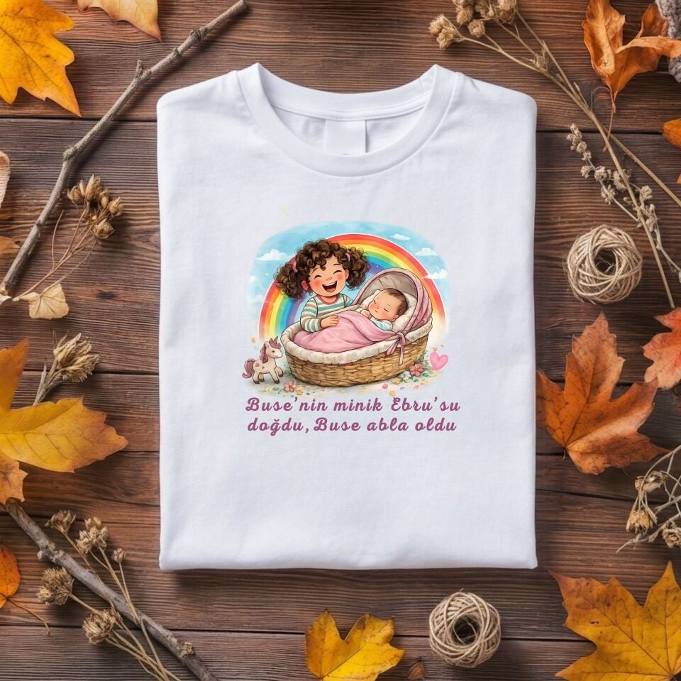 Kişiye Özel İsimli Çocuk Tişörtü – ''Abla Oldu'' Gökkuşağı Ve Bebek Sepeti İllüstrasyonlu Pamuklu Kardeş Doğum Duyurusu Tişört