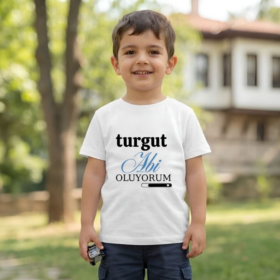 Kişiye Özel İsimli Çocuk Tişörtü – ''Abi Oluyorum'' Mavi Kaligrafik Yükleme Çubuklu Kardeş Duyurusu Pamuklu Çocuk Tişört