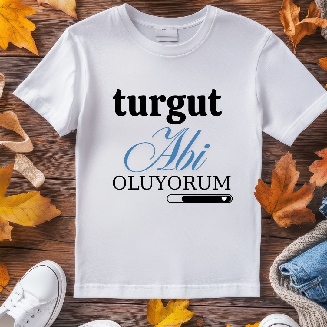 Kişiye Özel İsimli Çocuk Tişörtü – ''Abi Oluyorum'' Mavi Kaligrafik Yükleme Çubuklu Kardeş Duyurusu Pamuklu Çocuk Tişört