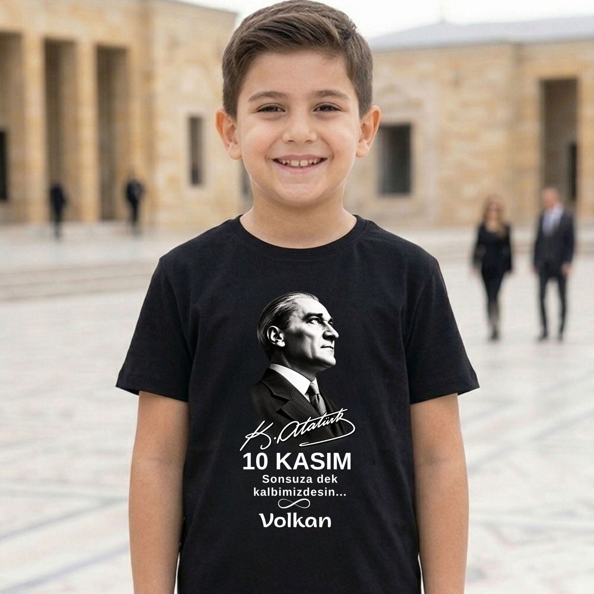 Kişiye Özel İsimli 10 Kasım Tişörtü – Atatürk Portreli ve İmzalı Pamuklu Anma Günü Tişörtü