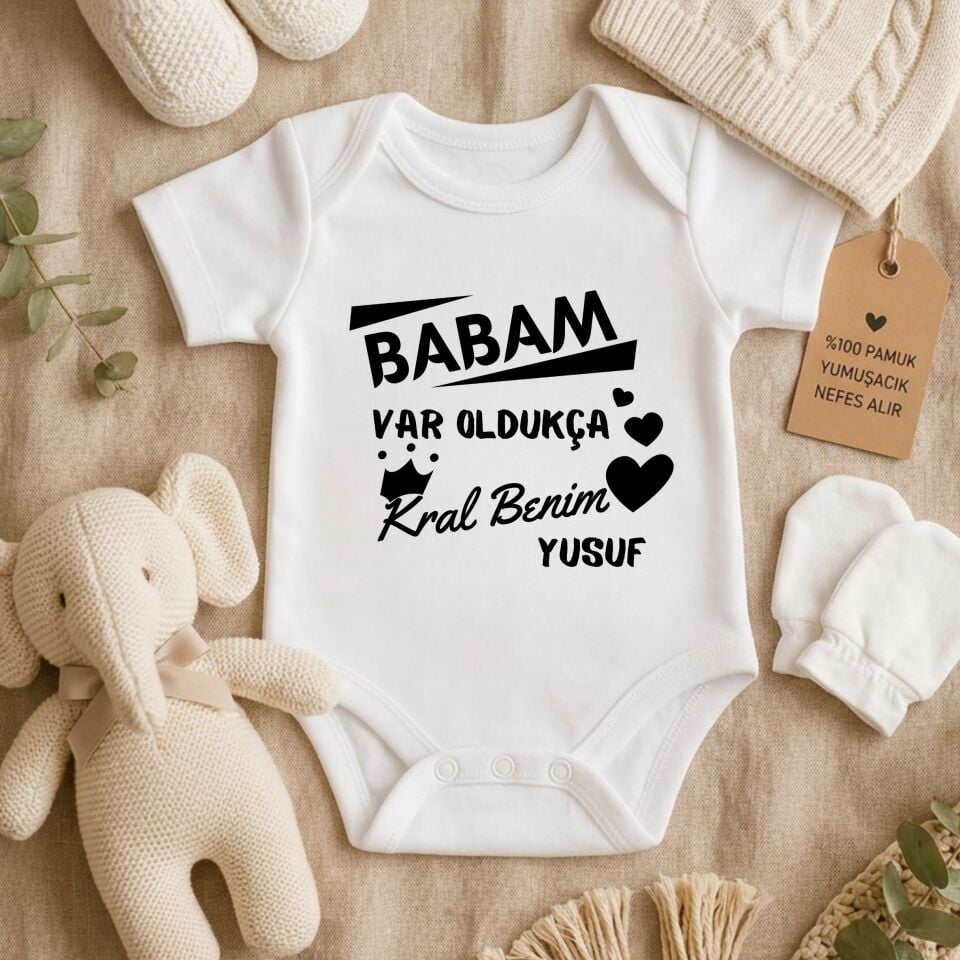''Babam Var Oldukça Kral Benim'' Yazılı Kişiye Özel Bebek Zıbın