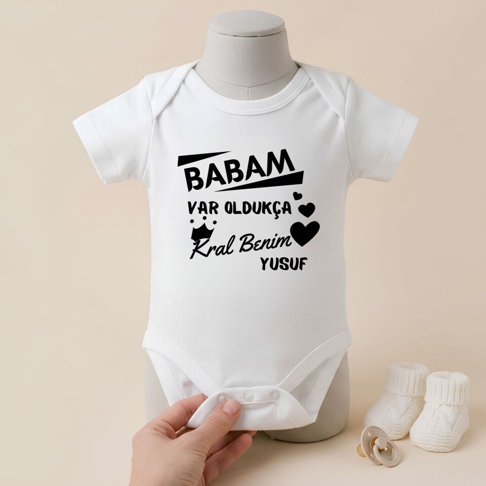 ''Babam Var Oldukça Kral Benim'' Yazılı Kişiye Özel Bebek Zıbın