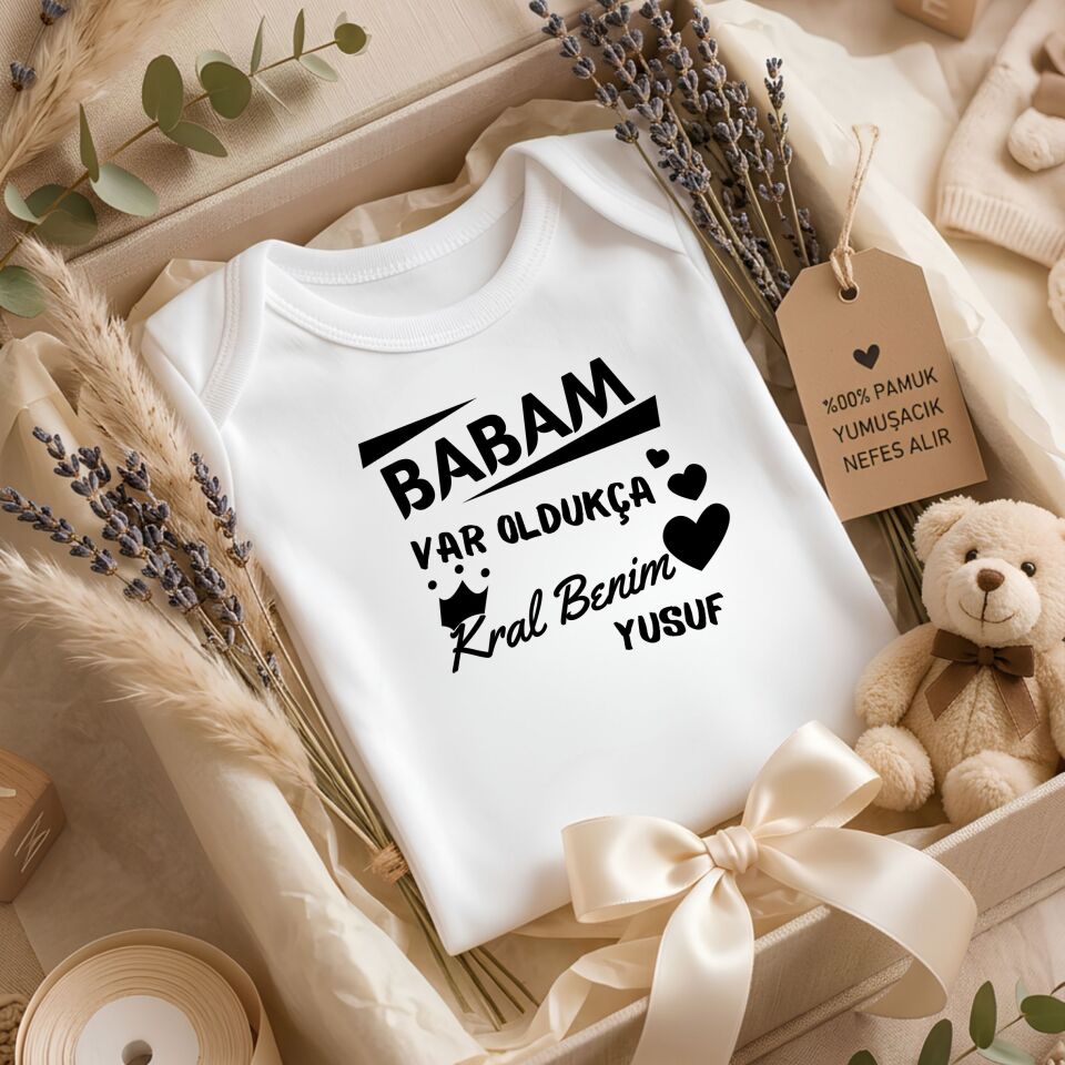 ''Babam Var Oldukça Kral Benim'' Yazılı Kişiye Özel Bebek Zıbın