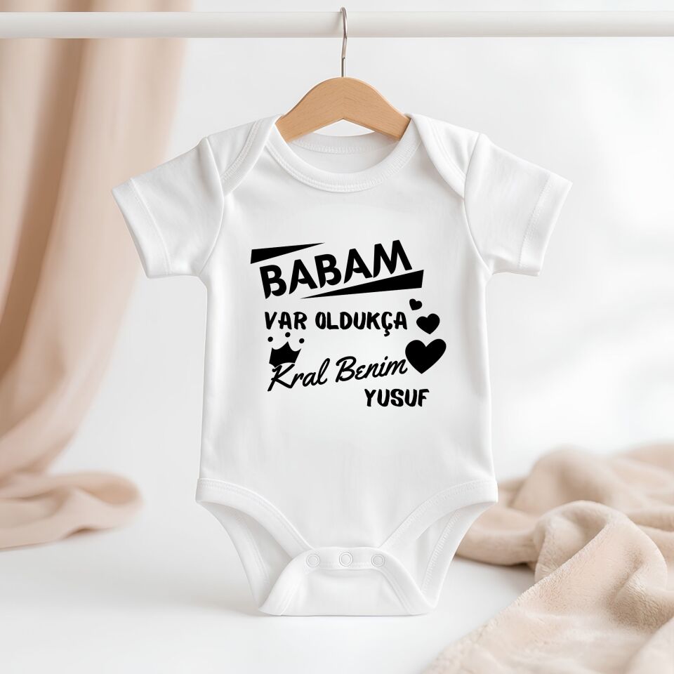 ''Babam Var Oldukça Kral Benim'' Yazılı Kişiye Özel Bebek Zıbın