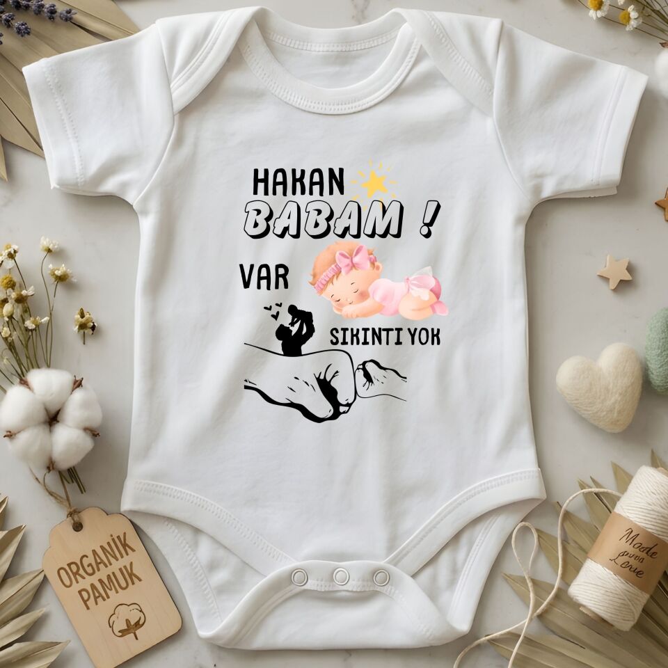 ''Babam Var Sıkıntı Yok!'' Eğlenceli İsim Yazılabilir Yeni Doğan İçin Kişiye Özel Bebek Zıbın