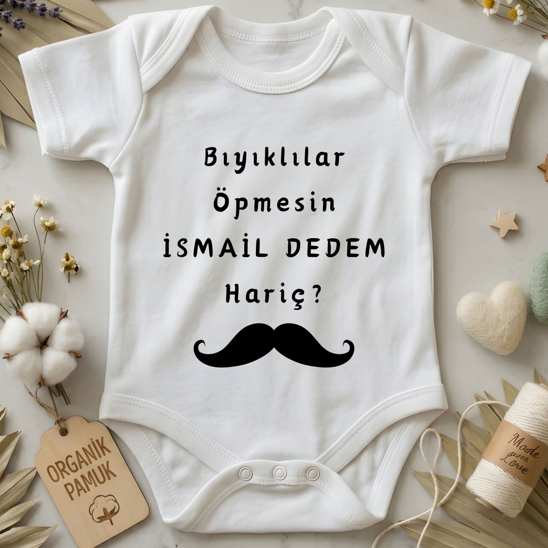 ''Bıyıklılar Öpmesin Dedem Hariç'' Esprili İsim Yazılabilir Kişiye Özel Bebek Zıbın